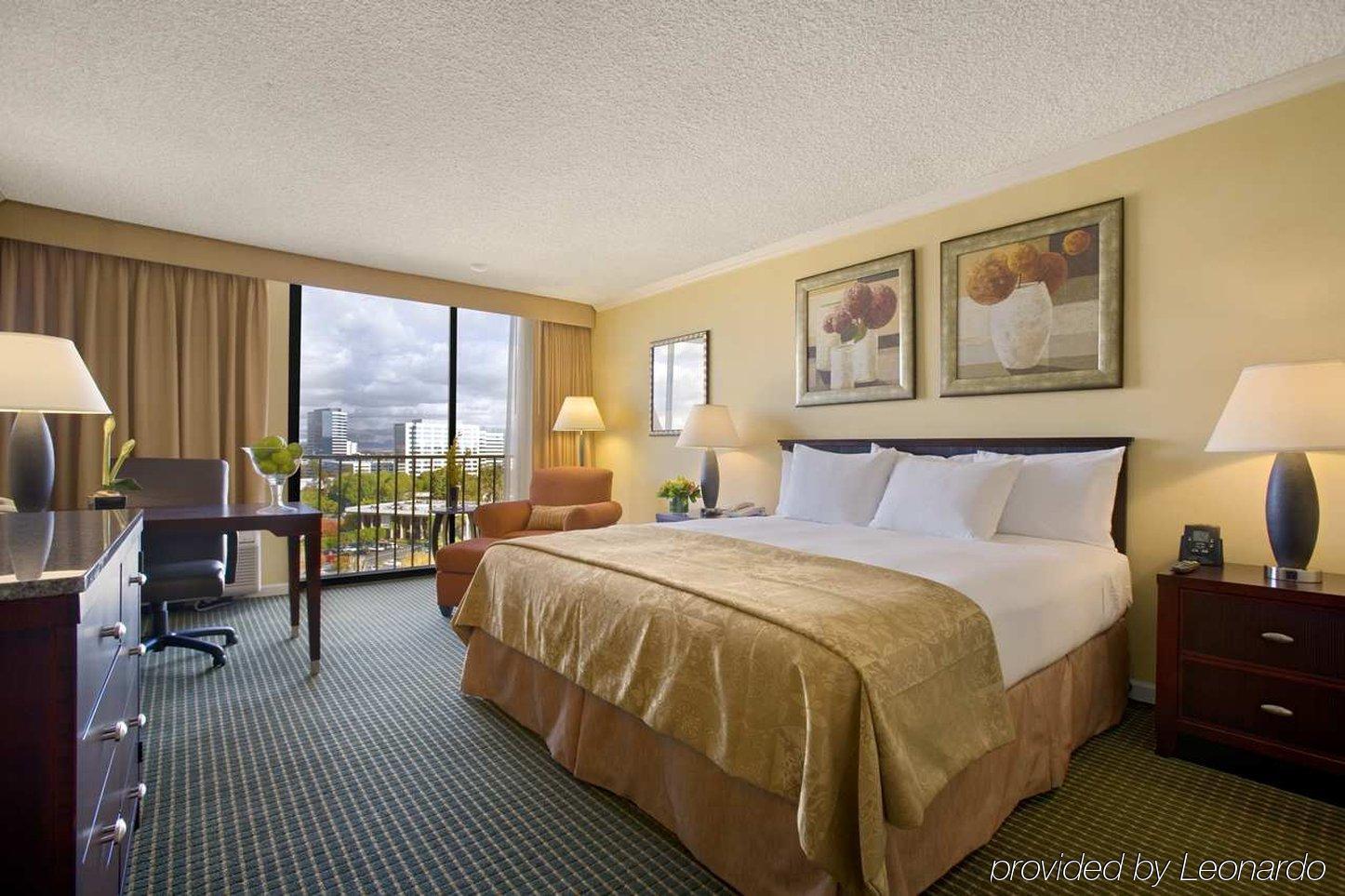 Hilton Irvine/Orange County Airport Hotel Room photo